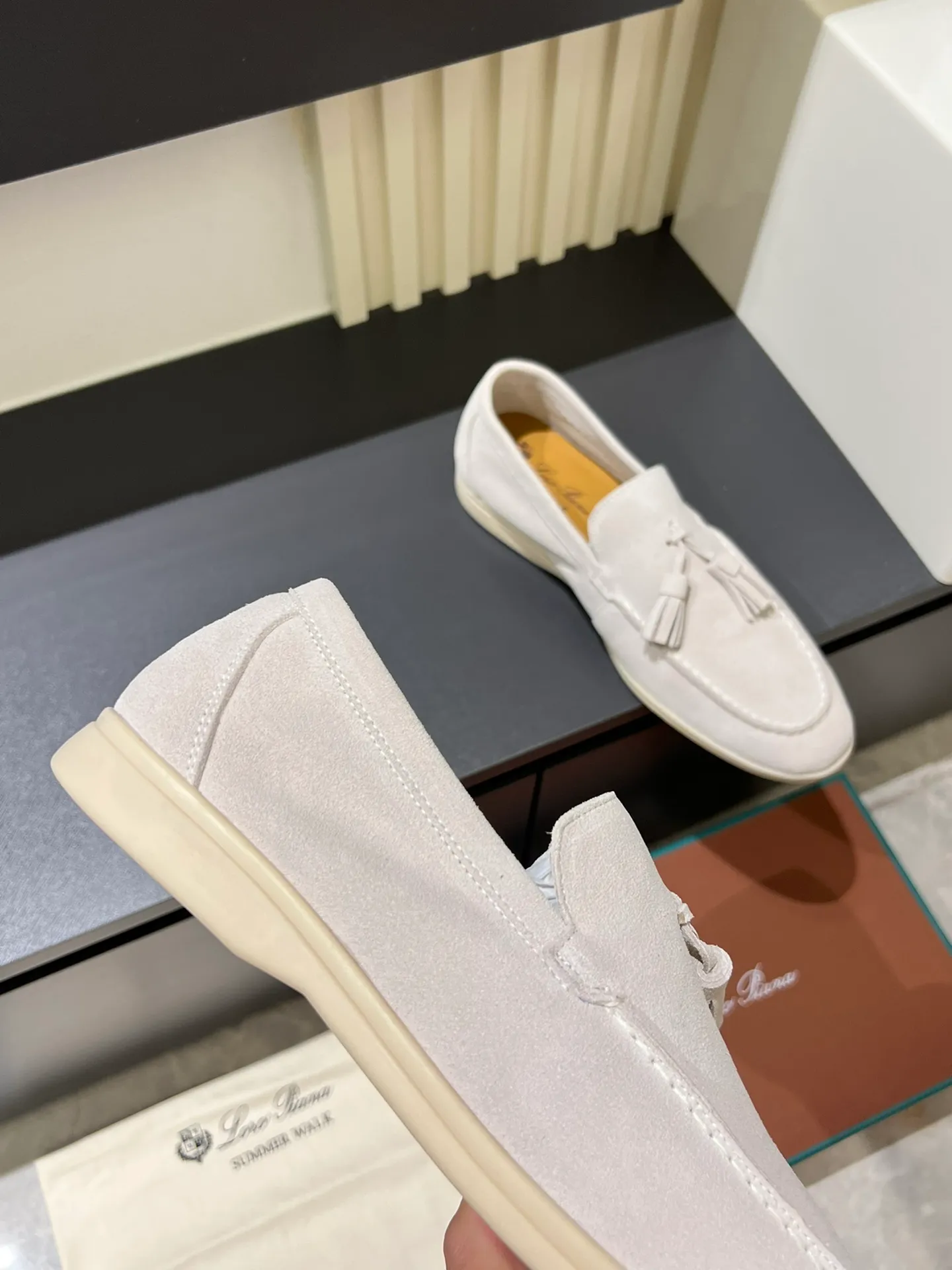 Men's shoes 💰p360 "Loro men's shoes 💰pian'*" Classic L men's shoes for couples 💰p Top version British flat loafers, a must-have item in old money style, the minimalist design is eye-catching and durable, a plus point for dressing The soft foot feel and texture are outstanding. They don’t scratch your feet and are very nice. They are matched with soft and waxy soles. They can be worn daily for a long time without getting tired. They are easy to wear, versatile and classic items, with perfect foot feel and texture! Imported cashmere fabric, the lining is made of imported A-grade water-dyed cow lining, the top version of the genuine leather midsole is sewn with pure handmade mark thread! Size: Female 35-40 (34. Customized) Male 38-44 (45.46. Customized)